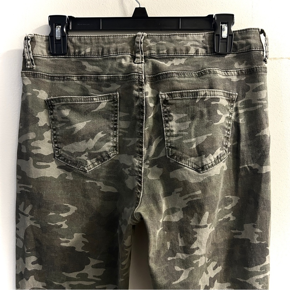 Hippie laundry, size 30 camo mid rise skinny pants. Distressed and ripped look.